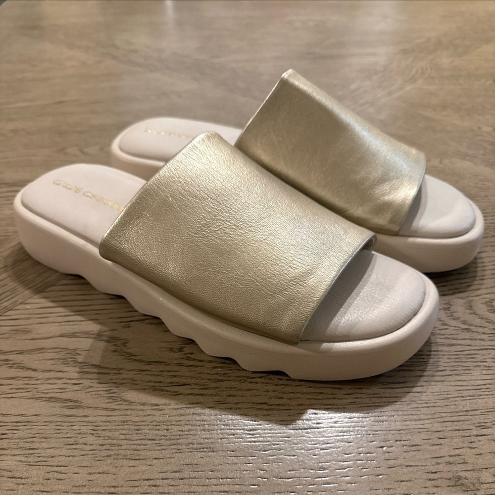 Andre Assous Creme Colored Sandal Size 10M